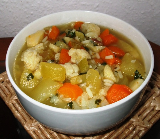 Wielowarzywna zupa z cukinia i ryzem