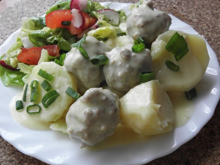 Klopsiki w sosie serowym.