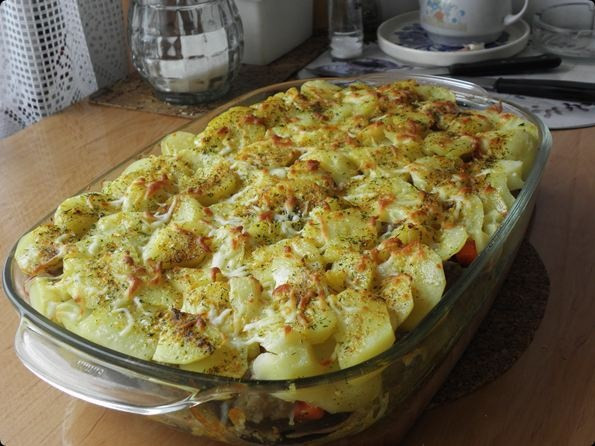 Zapiekanka ziemniaczana z klopsikami.