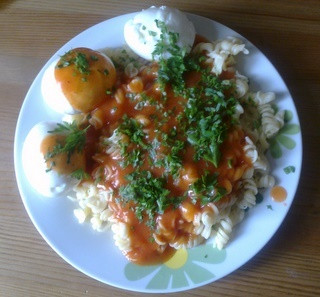 Sos pomidorowy z makaronem i jajkiem