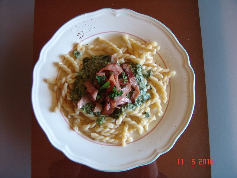 makaron_w_aromatycznym_sosie_szpinakowym_z_odrobina_gorgonzoli_i_szynki