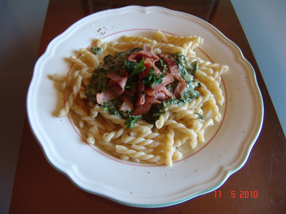 makaron_w_aromatycznym_sosie_szpinakowym_z_odrobina_gorgonzoli_i_szynki