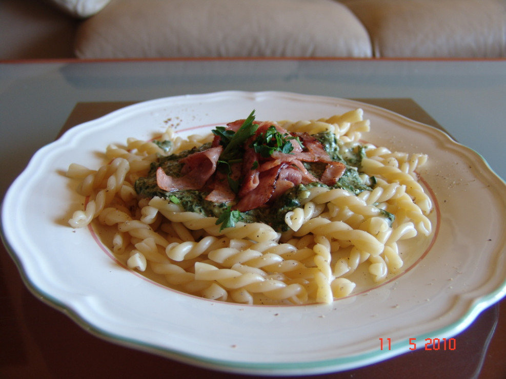 Makaron w aromatycznym sosie szpinakowym z odrobiną gorgonzoli i szynki