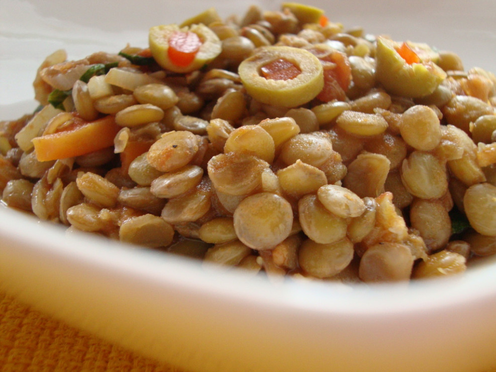 Zielona soczewica w pomidorach pelati