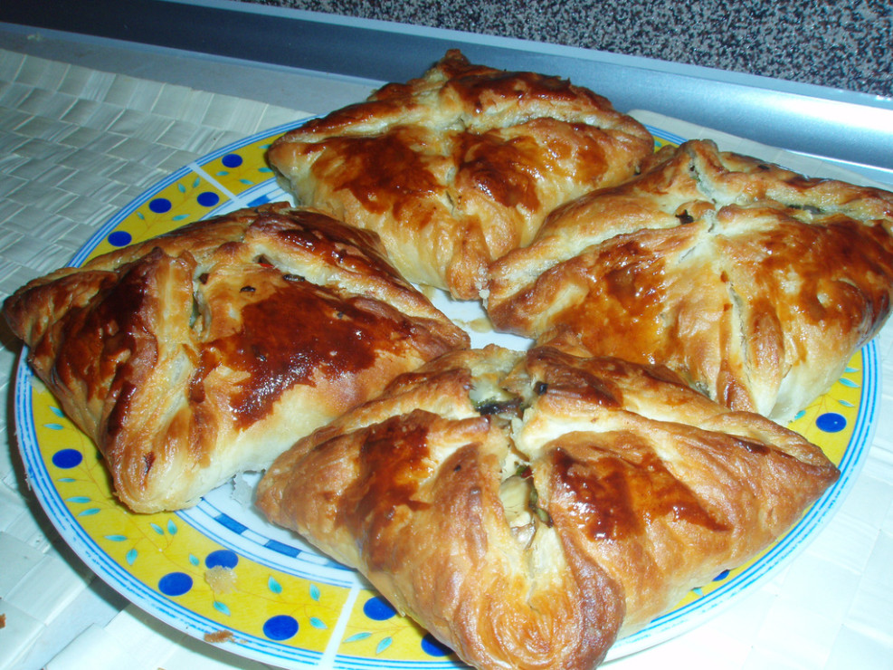 Kieszonki z ciasta francuskiego faszerowane