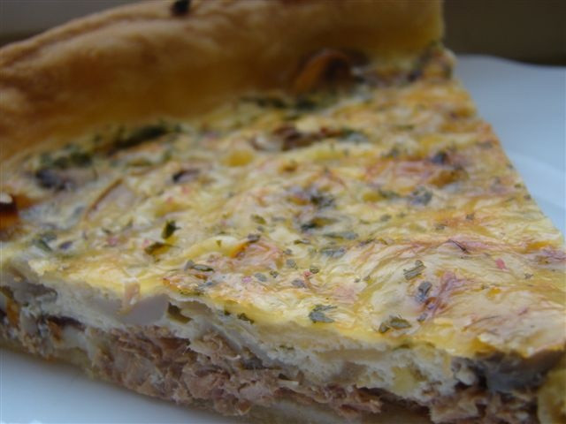 Tarta z tuńczykiem i pieczarkami