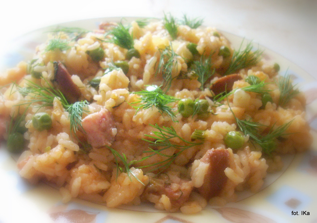 Ryż z kiełbasą i groszkiem