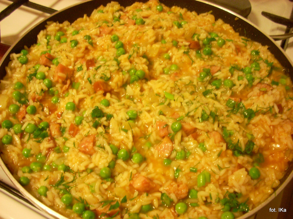 ryz_z_kielbasa_i_groszkiem