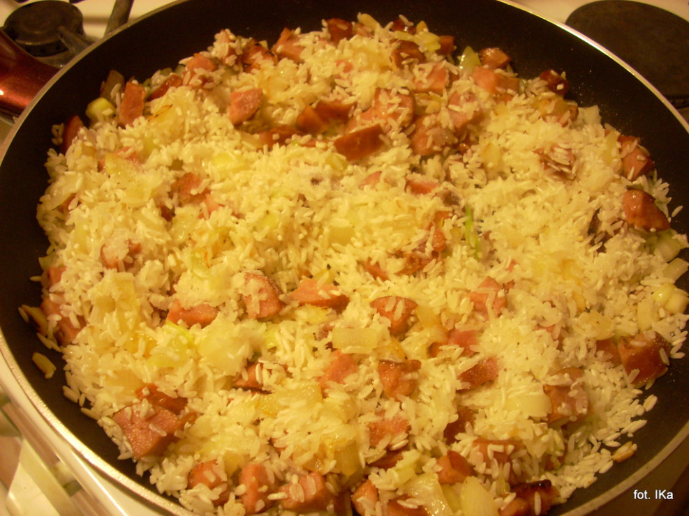 ryz_z_kielbasa_i_groszkiem