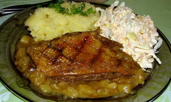 Pierś z kaczki duszona z żubrówką i jabłkami