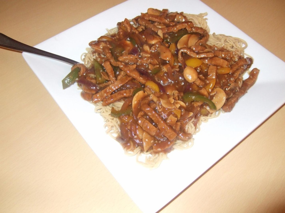 Sezamowe chow main z wołowiną Chupi