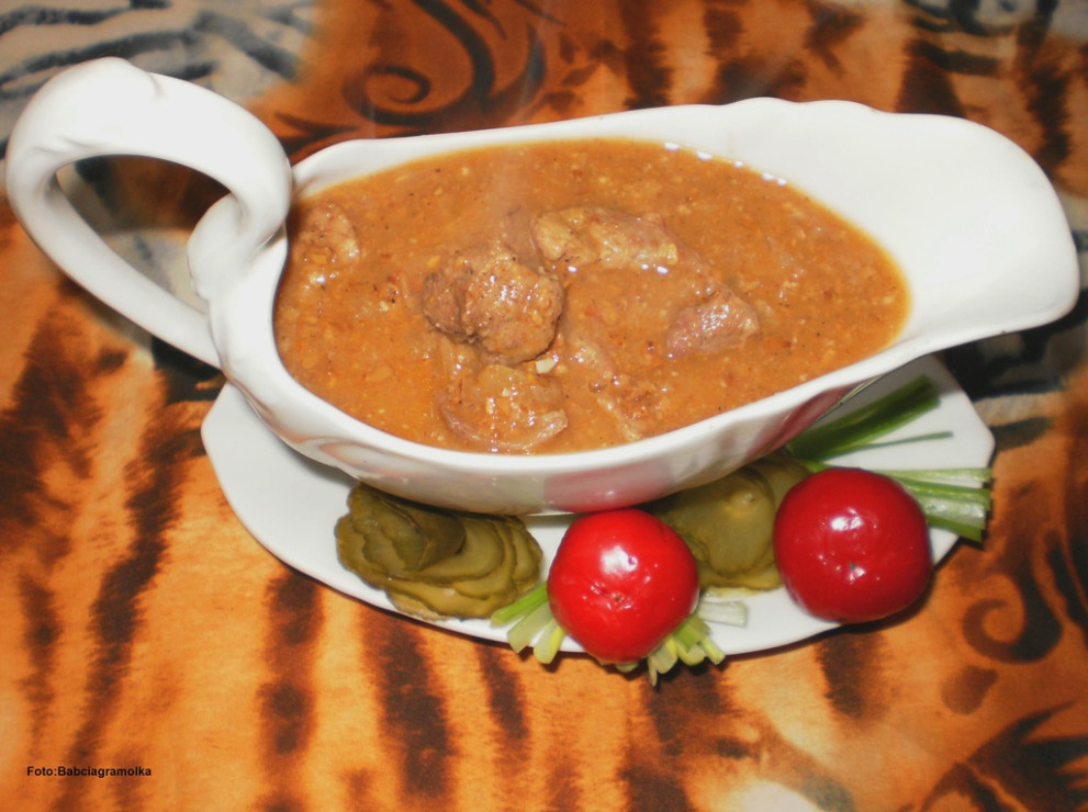 Sos gulaszowy z mączką grzybową i razowcem :