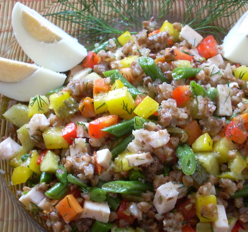 Sałatka z kaszą i papryką