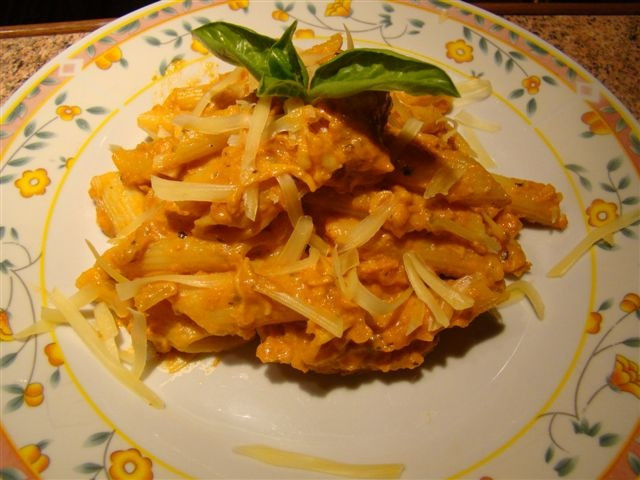 Penne z sosem pomidorowo-śmietanowo-serowym