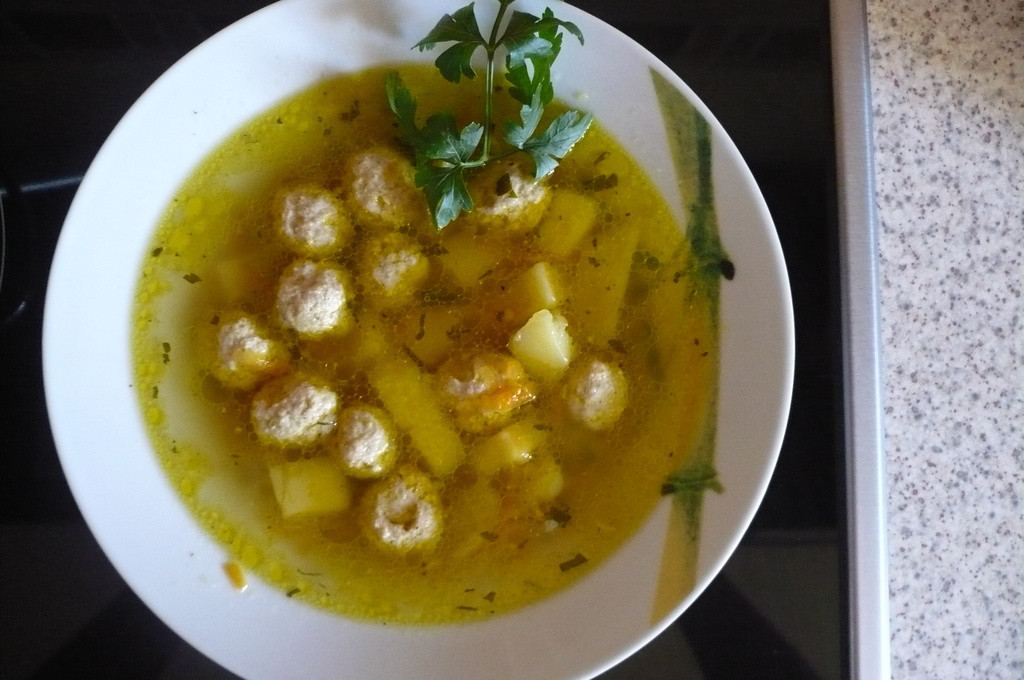 Zupa z frykadelkami.