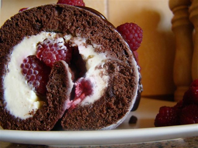 rolada_czekoladowa_z_serkiem_mascarpone_i_malinami
