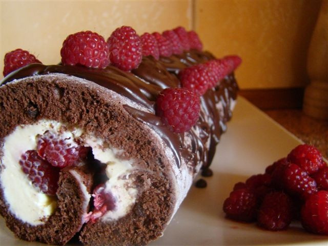 Rolada czekoladowa z serkiem mascarpone i malinami