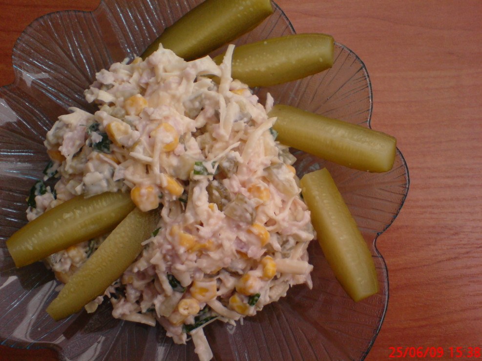 salatka_z_serem_zoltym_i_czosnkiem