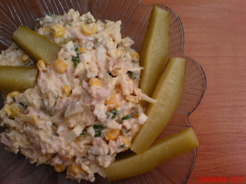 Sałatka z serem żółtym i czosnkiem