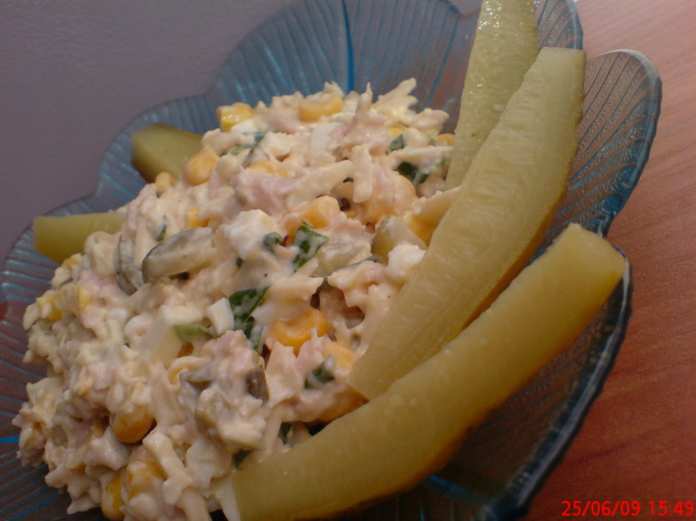 salatka_z_serem_zoltym_i_czosnkiem