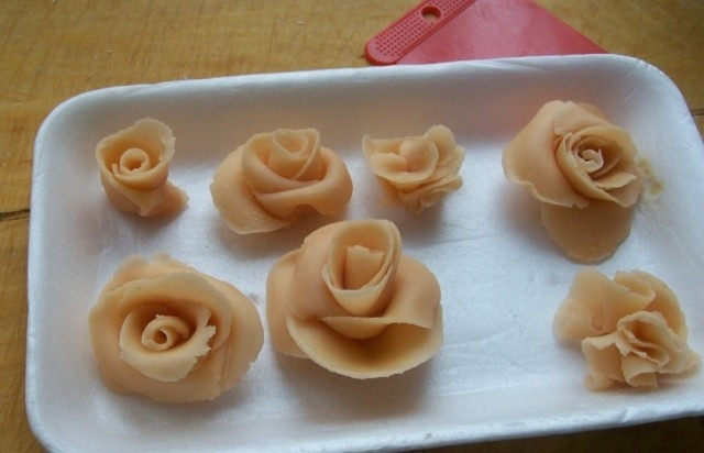 marcepanowa_oszukana_masa_do_dekoracji_tortow_i_ciast