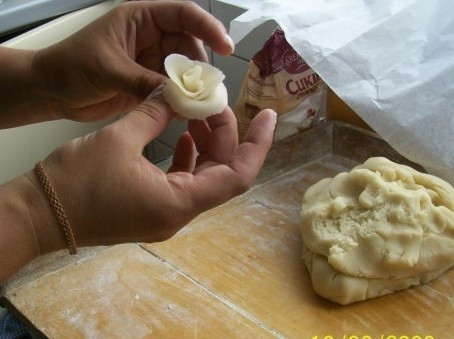 marcepanowa_oszukana_masa_do_dekoracji_tortow_i_ciast