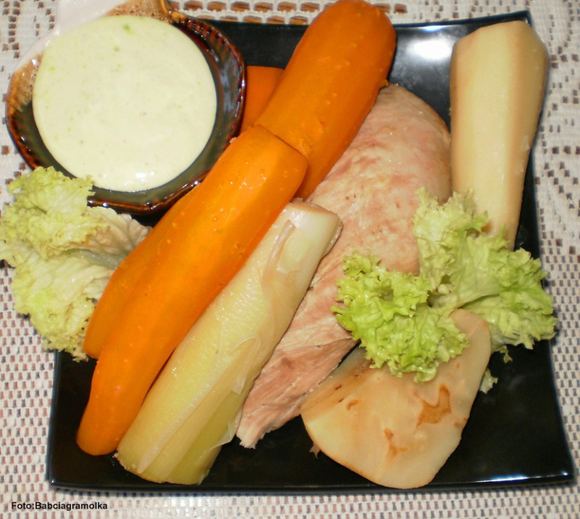 poledwica_wieprzowa_gotowana_z_warzywami_i_sosem_z_chrzanu_wasabi