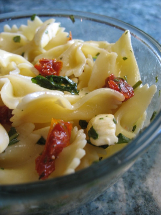 Makaron z suszonymi pomidorami i mozzarellą