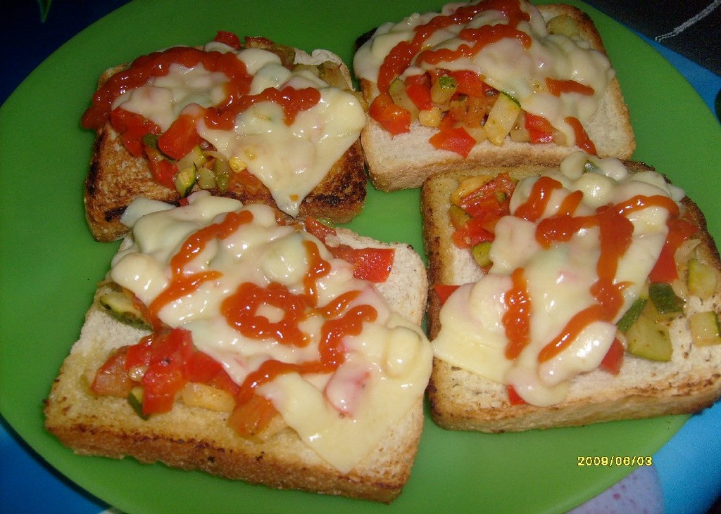 Warzywne tosty z serem