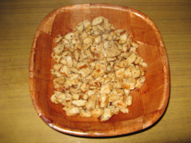 salatka_z_kurczakiem_i_cebulkami_marynowanymi