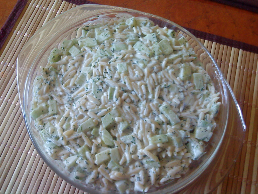 Sałatka z ogórkiem i makaronem