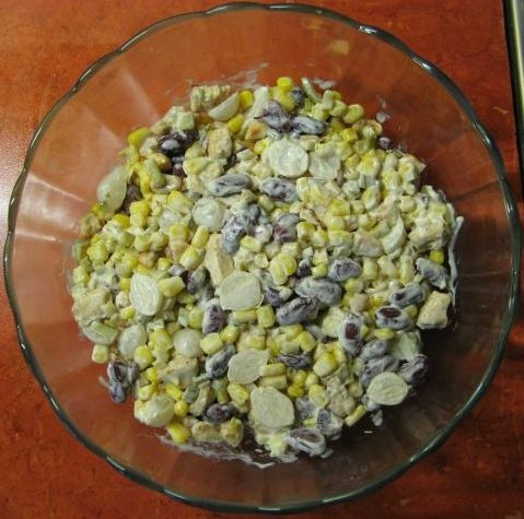 Sałatka z kurczakiem i cebulkami marynowanymi