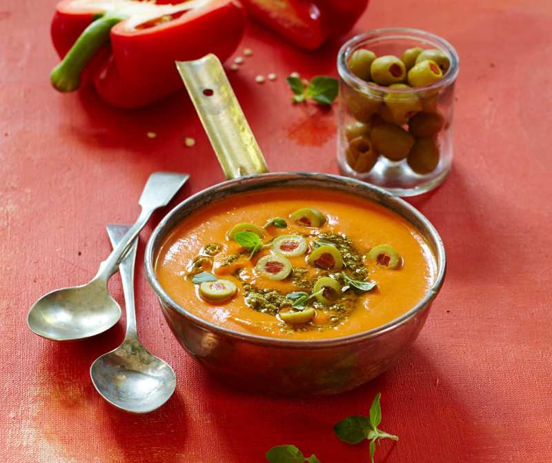 Zupa paprykowa z pesto i oliwkami