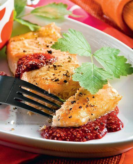 Filety z łososia z sosem ze świeżych malin