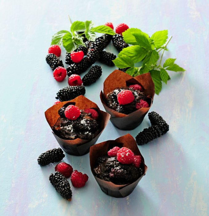 Muffinki orkiszowe z malinami i jeżynami