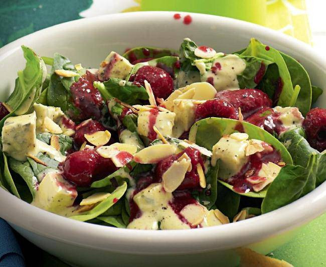 Sałatka ze szpinakiem i malinami