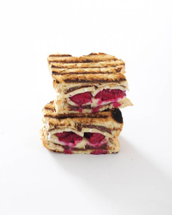 Kanapka z malinami i serem brie