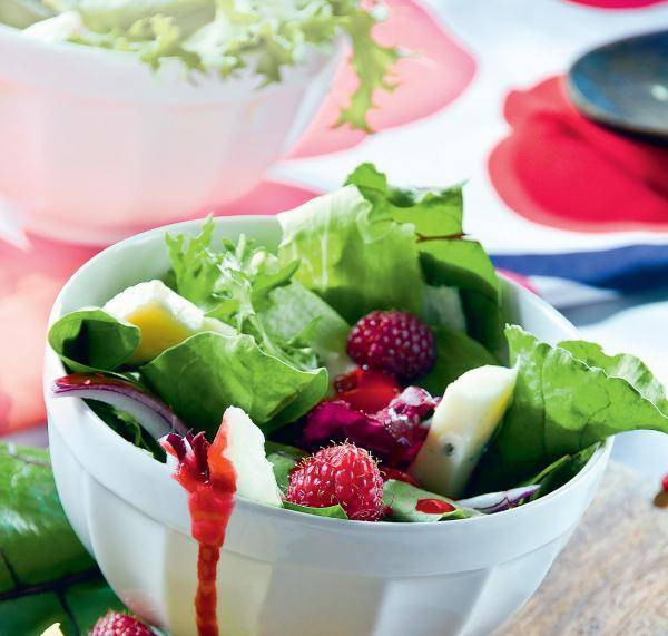 Sałatka z malinami i kozim serem