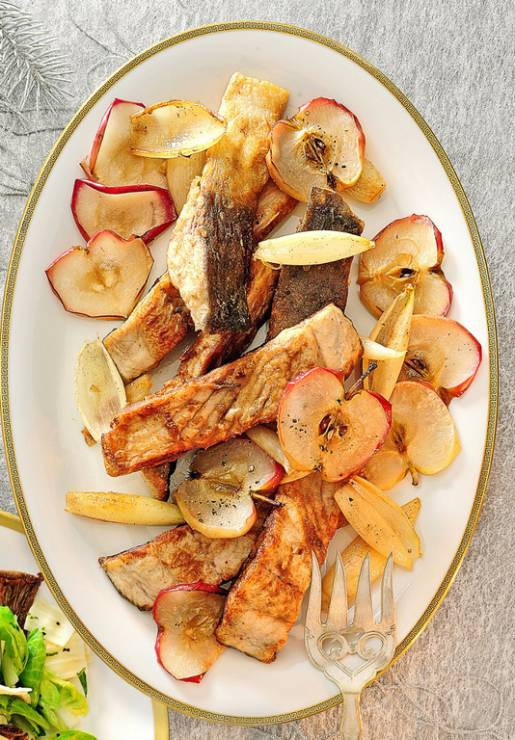 Karp pieczony z jabłkami