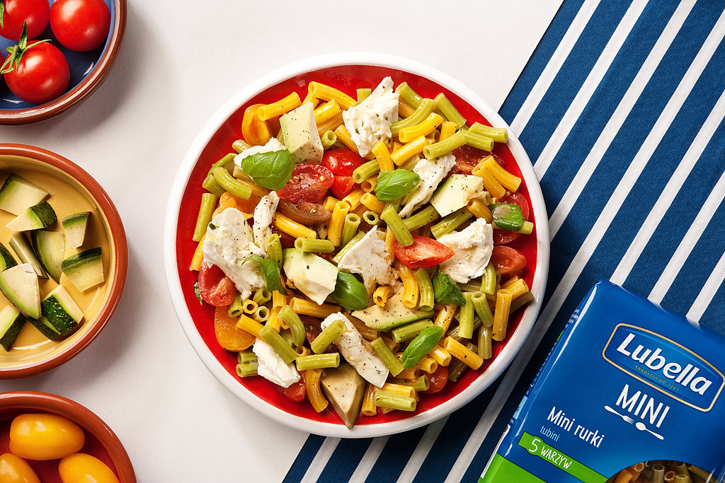 6.	Sałatka z Mini Rurkami Warzywnymi, mozzarellą, pomidorami i awokado