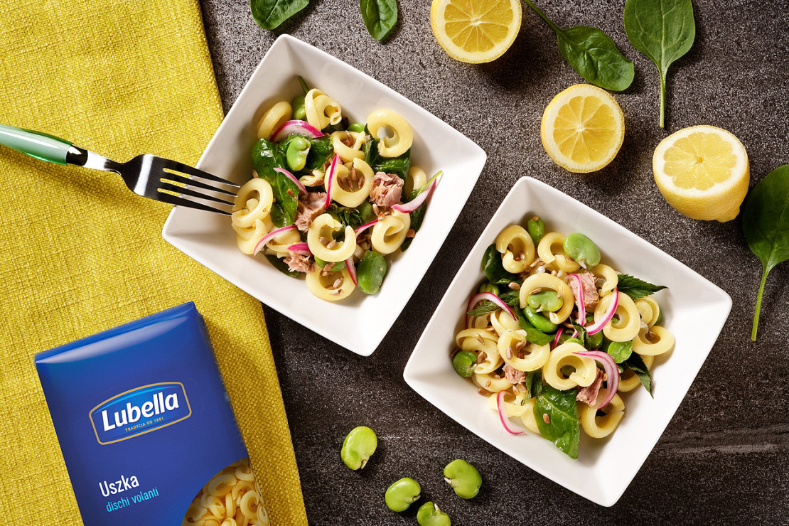 Sałatka z makaronem Lubella Uszka, tuńczykiem, bobem, czerwoną cebulą i młodym szpinakiem
