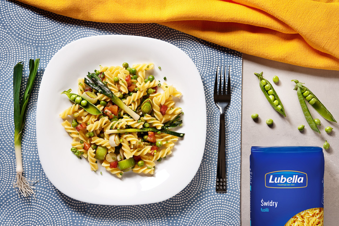 Makaron Lubella Świdry, groszek, młode pory i wędzony boczek