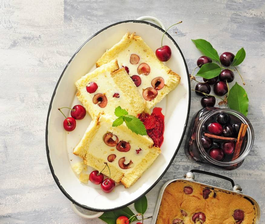 Biszkopt z czereśniami i musem waniliowym