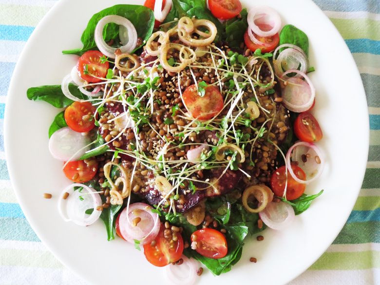 Sałatka ze szpinakiem i fasolą mung