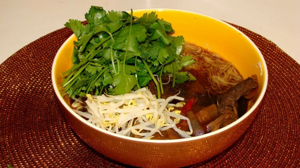 Zupa Pho z kiełkami fasoli mung