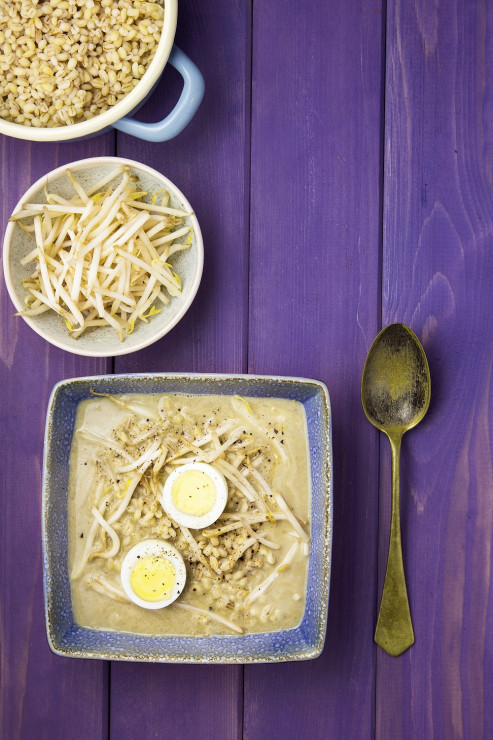 Zupa szczawiowa z kiełkami fasoli mung