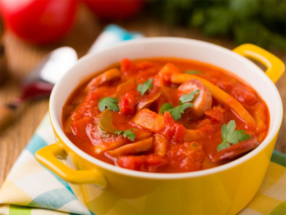 Wegetariańskie leczo z wędzonym tofu