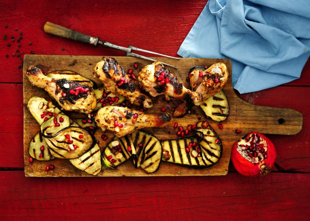Kurczak z granatami na grillowanych bakłażanach