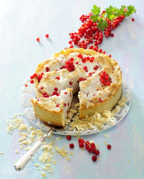 Placek bezowy z porzeczkami