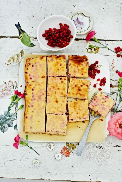 Sernik z czerwonymi porzeczkami